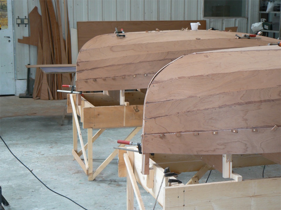 21 mai : Les bord&eacute;s doivent encore &ecirc;tre rabattus sur l'&eacute;trave pour recevoir l'&eacute;trave externe en lamell&eacute;-coll&eacute;.