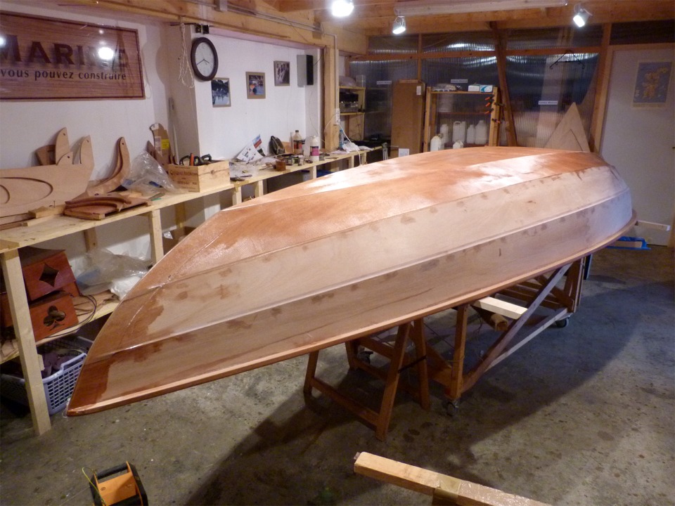 Avant que cette stratification ait durci, j'ajoute une bande de tissu de verre qui vient renforcer la ligne d'&eacute;trave ainsi que celle de l'&eacute;tambot, en seconde couche sur la partie d&eacute;j&agrave; stratifi&eacute;e. 