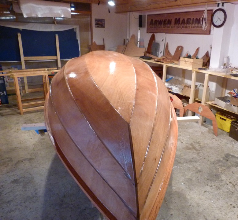 Quelques heures plus tard, je passe au rouleau une couche d'&eacute;poxy sur l'ensemble de la surface : sur la partie stratifi&eacute;e, elle vient noyer la trame du tissu de verre, et c'est une couche d'impr&eacute;gnation sur le contreplaqu&eacute; non stratifi&eacute;. 