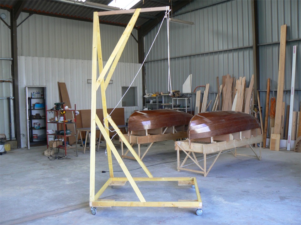 29 mai : Non, je n'ai pas décidé d'en finir par pendaison... Voici ma grue d'atelier : modèle exclusif et absolument unique ! Derrière, les coques ont reçu une quatrième couche d'époxy (2 avant le tissu, 2 dessus.)