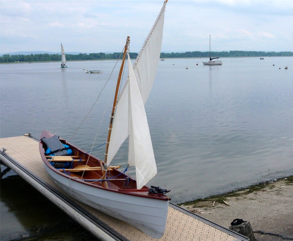 Jean-Yves est l'un de mes premiers clients : il m'a acheté ce Sassafras 16 "barre en main" au printemps 2008 (7 ans déjà !) et l'a pourvu d'un joli gréement de sloop houari. Il cherche encore à mettre au point une bonne solution pour la ou les dérives... 