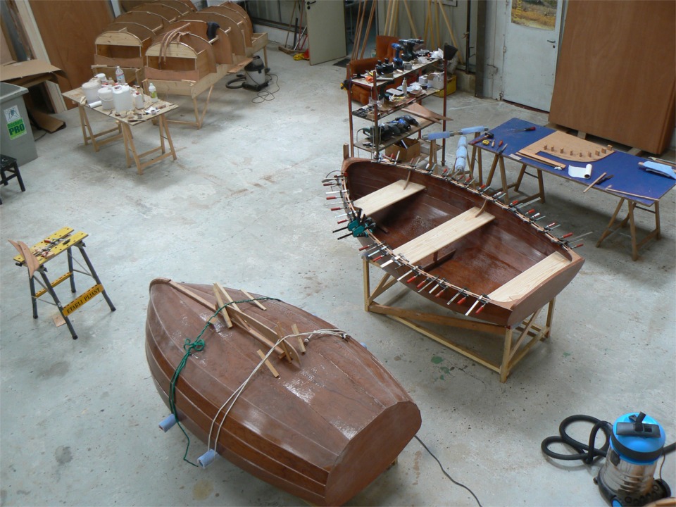 22 juin : Collage de la quille sur le numéro 2, et des blocs de serre sur le numéro 1. La quille est courte car les skegs jumeaux protègent l'arrière de la coque.