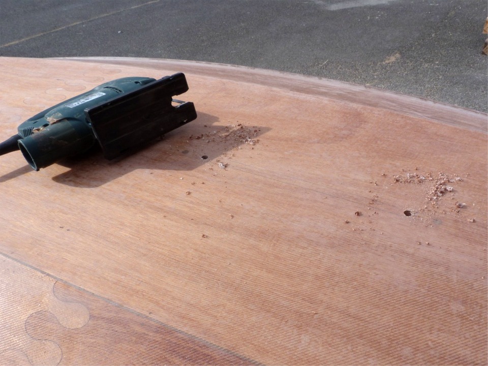 Le travail me reprend, et je proc&egrave;de &agrave; l'ouverture de la sole pour le passage de la d&eacute;rive du Skerry "Gustave". J'ai tout d'abord trac&eacute; une m&eacute;diane entre le centre des deux vis qui tiennent les jambes du puits de d&eacute;rive, puis deux limites lat&eacute;rales &agrave; 7 mm de part et d'autre, ce qui me laisse en principe une s&eacute;curit&eacute; de 3 mm de chaque cot&eacute; (le puits fait 20 mm de largeur). J'ai ensuite perc&eacute; un trou de 12 mm de diam&egrave;tre &agrave; chaque bout, mais pas trop pr&egrave;s des vis, et je m'apr&ecirc;te &agrave; jouer de la scie sauteuse. 