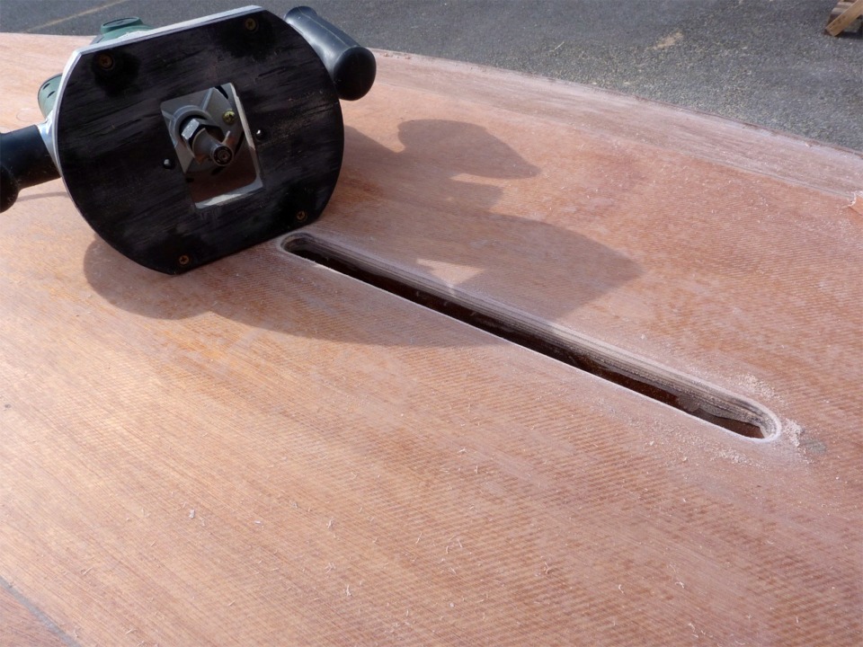 Derni&egrave;re &eacute;tape : un passage &agrave; la d&eacute;fonceuse &eacute;quip&eacute;e cette fois de la fraise en quart de rond, &eacute;galement &agrave; guide, afin d'arrondir l'ar&ecirc;te de la d&eacute;coupe. Il ne reste plus qu'&agrave; passer deux couches d'&eacute;poxy claire sur la tranche de la sole nouvellement expos&eacute;e. 