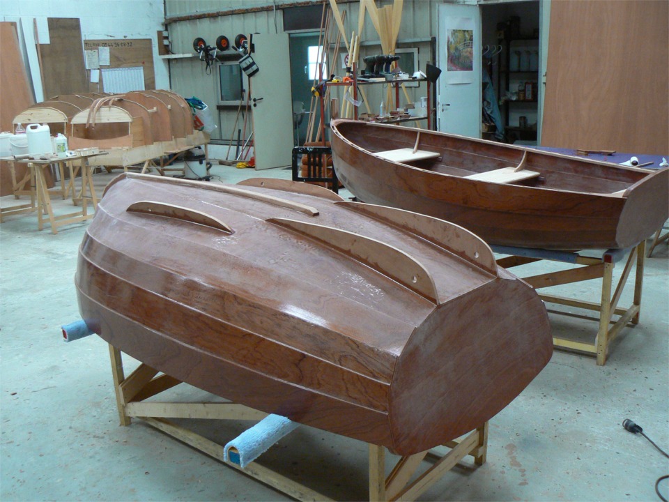 23 juin : Autre angle de vue des 2 coques. Les trous dans les skegs et les quilles permettent de passer des bouts pour saisir l'annexe sur le pont. 