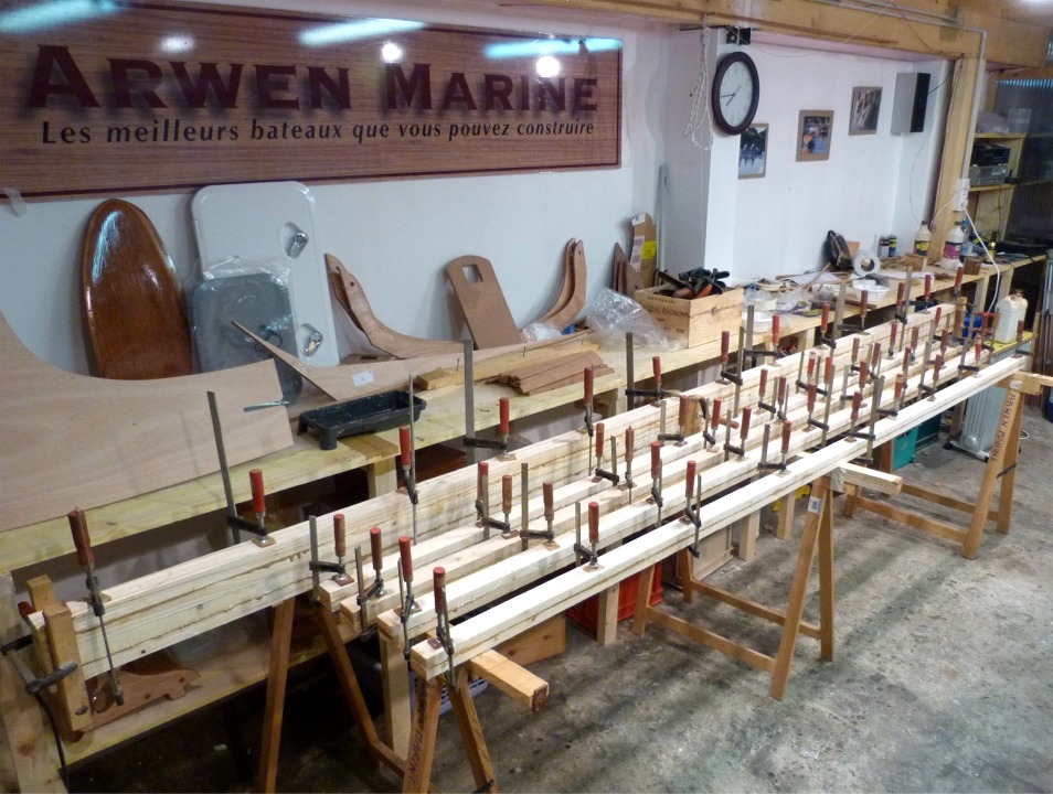 En parall&egrave;le, je colle deux m&acirc;ts et 4 b&ocirc;mes ou vergues (sur les voiles au tiers que j'utilise, la bordure est de m&ecirc;me longueur que la t&ecirc;ti&egrave;re). Le calibre de d&eacute;part des b&ocirc;mes et vergues est identique, mais leur profilage sera diff&eacute;rent, car elles ne travailleront pas de la m&ecirc;me fa&ccedil;on. Pour les m&acirc;ts j'ai tout simplement sci&eacute; dans la longueur des chevrons pour ne garder que les 36 mm ext&eacute;rieurs (un chevron fait 63 mm par 75 mm) que j'ai coll&eacute; "dos &agrave; dos" afin de contrarier le fil et &eacute;viter des d&eacute;formations &eacute;ventuelles. Pour les b&ocirc;mes et vergues, m&ecirc;me traitement &agrave; partir de planche de 27 mm. Aucun espar ne sera creux : pour des m&acirc;ts qui mesureront 3.80 m, le gain de poids serait risible, et je pr&eacute;f&egrave;re conserver le maximum de surface de collage. 