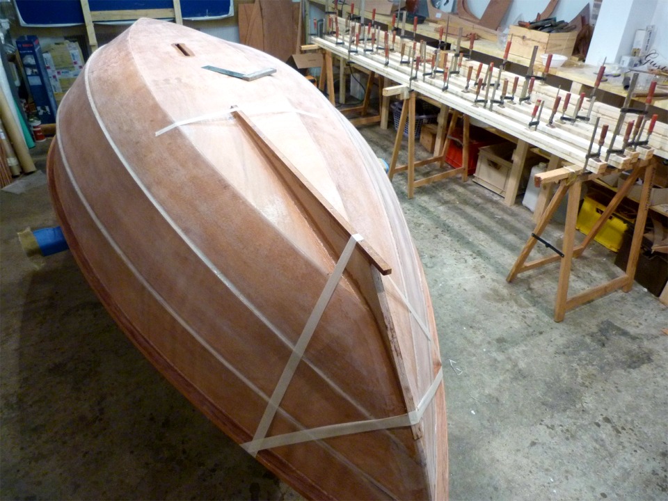 "Gustave" vient rejoindre les espars au chaud pour le collage de son skeg, sur lequel j'ai d&eacute;j&agrave; viss&eacute;-coll&eacute; la "semelle &agrave; vers". 