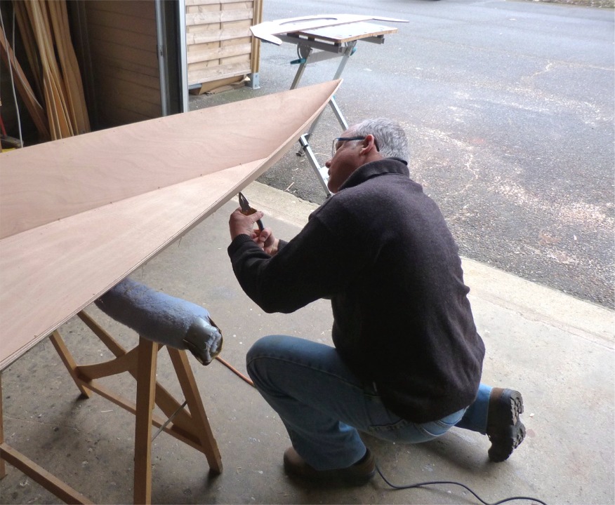 Ce samedi, Herv&eacute; est arriv&eacute; pour commencer la construction accompagn&eacute;e de son Skerry (encore un Skerry, c'est d&eacute;cid&eacute;ment la s&eacute;rie qui monte en France !!!) Herv&eacute; naviguera en Vend&eacute;e avec son bateau, qui sera le 41eme construit chez Arwen Marine (mais seulement le 10eme Skerry construit chez Arwen Marine). 