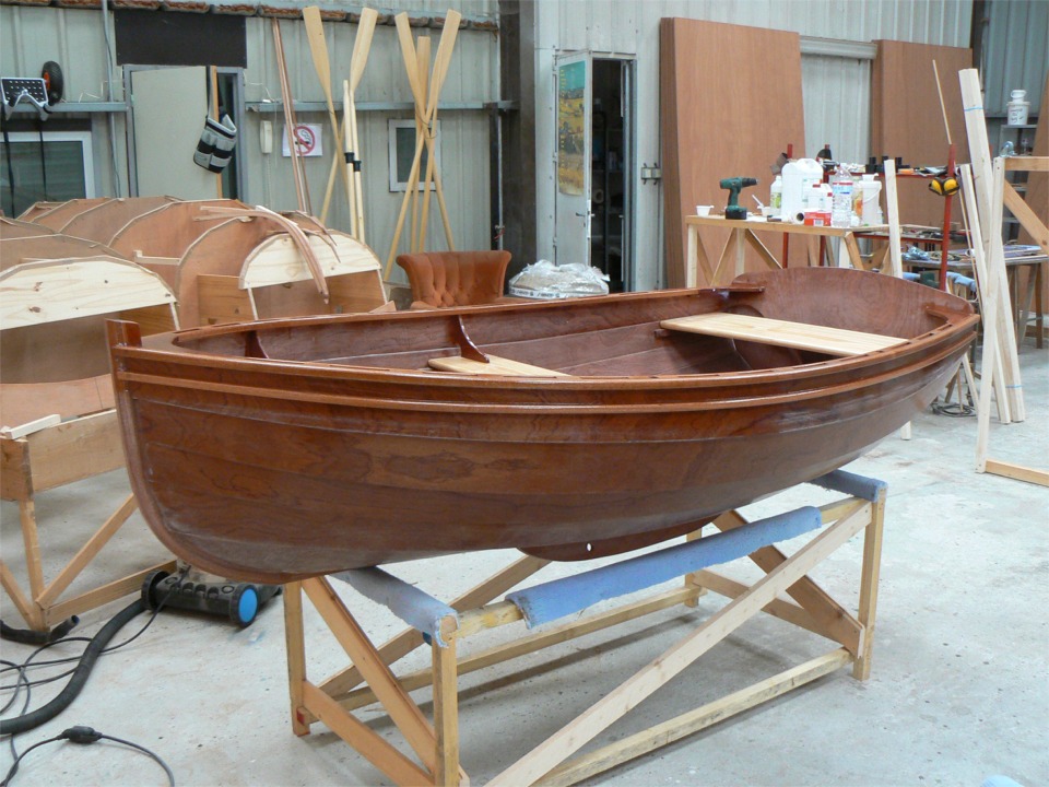 27 juin : Derni&egrave;re couche d'&eacute;poxy sur les listons, &ccedil;a commence &agrave; sentir le vernis! 