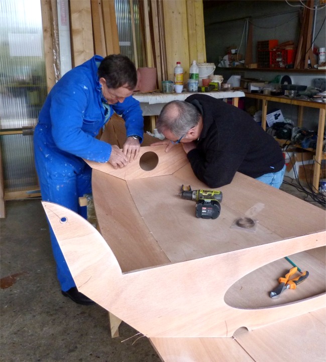 Et enfin la cloison 3 (arri&egrave;re). C'est celle qui est la plus difficile &agrave; mettre en place car le tr&eacute;vire est assez fort &agrave; la poupe et les bord&eacute;s doivent &ecirc;tre repouss&eacute;s pour &eacute;pouser la d&eacute;coupe de cette cloison. 