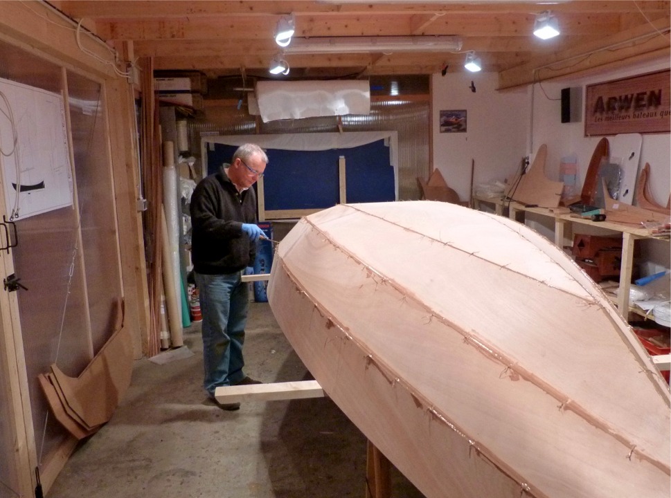 Fin de la premi&egrave;re journ&eacute;e de cette construction accompagn&eacute;e : mission accomplie, la coque du Skerry est coll&eacute;e ! 