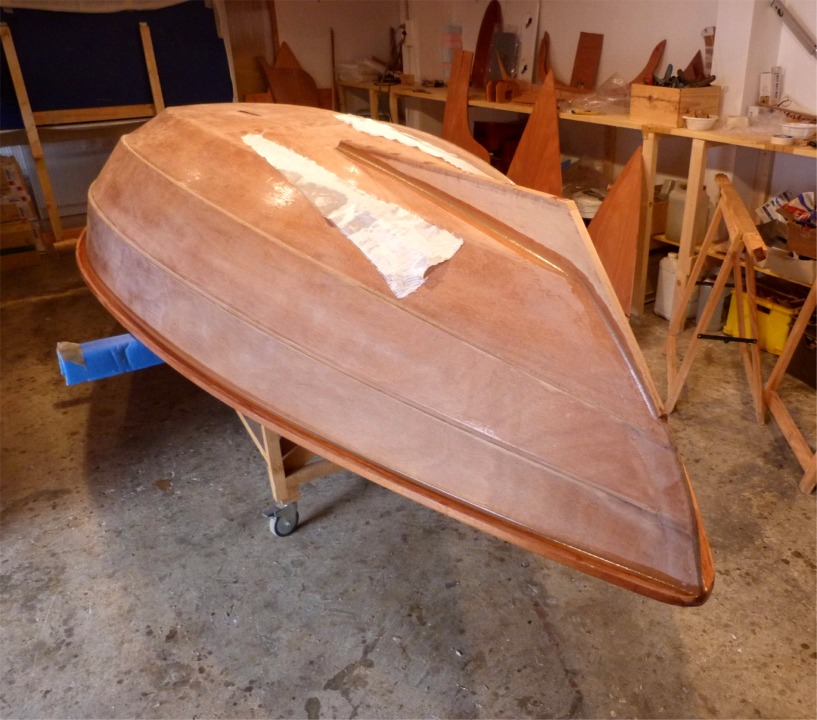 Je vais terminer en ajoutant ces renforts de tissu de verre sur les cot&eacute;s du skeg. On aper&ccedil;oit derri&egrave;re "Gustave" les si&egrave;ges du Skerry d'Herv&eacute;, sur lesquels je viens de passer une couche d'impr&eacute;gnation. 