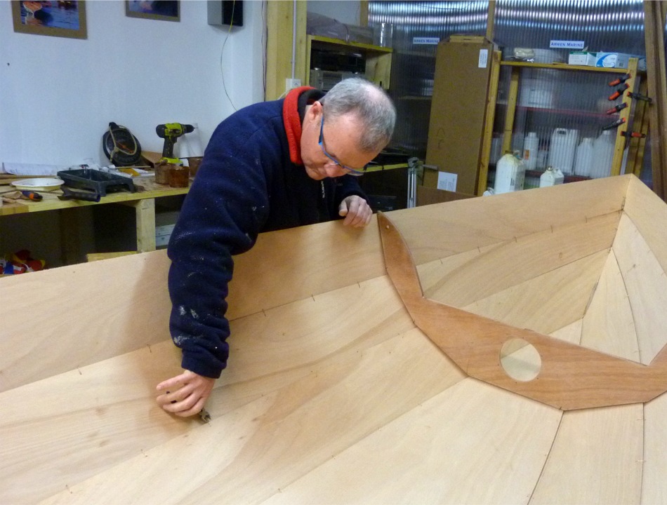 Nous avons remis le Skerry &agrave; l'endroit et Herv&eacute; coupe toutes les sutures, car nous allons maintenant les extraire : elles sont devenues inutiles car l'&eacute;poxy du collage de samedi a durci. 