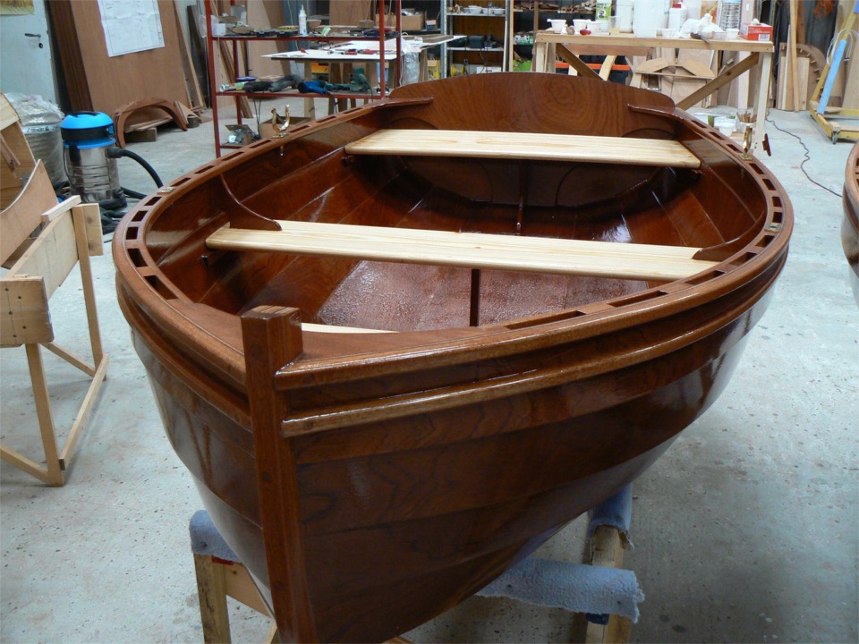 5 juillet : Arwen N&deg; 2 a re&ccedil;u ses 6 couches de vernis polyur&eacute;thane (que faire quand la pr&eacute;conisation du fournisseur de vernis est de 4 &agrave; 8 couches ?) Mission accomplie : le tissu de verre qui couvre la sole et les galbords &agrave; l'int&eacute;rieur et &agrave; l'ext&eacute;rieur est totalement transparent  (ce que l'on aper&ccedil;oit ici, c'est l'antid&eacute;rapant.)