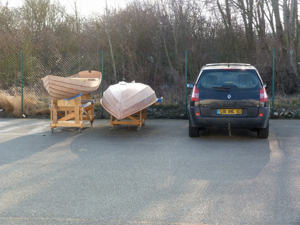 Le printemps arrive, et je sors la Yole de Chester et le Skerry "Gustave" sur le parking en attendant que je puisse terminer leur construction... 