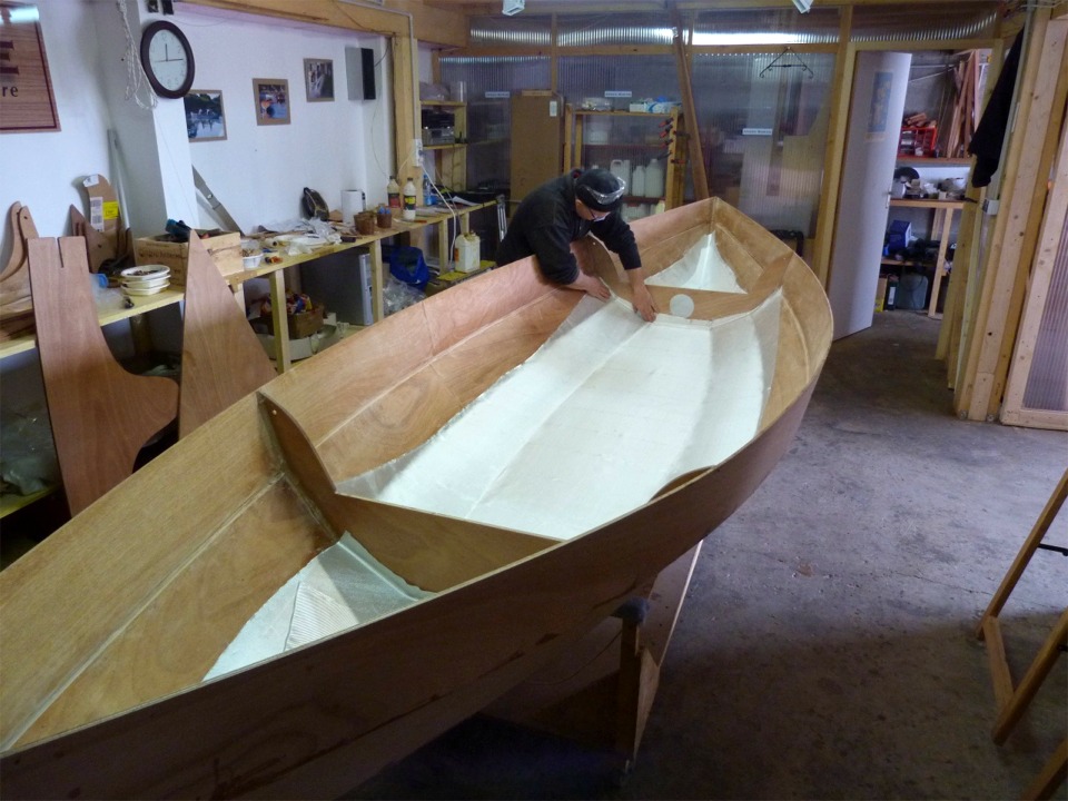 Suite de la construction accompagn&eacute;e du Skerry d'Herv&eacute; : il est ici occup&eacute; &agrave; finir de lisser les pi&egrave;ces de tissu de verre sur l'int&eacute;rieur de la coque, et nous allons bient&ocirc;t saturer ce tissu de r&eacute;sine &eacute;poxy afin de cr&eacute;er un composite bois-verre-&eacute;poxy. 