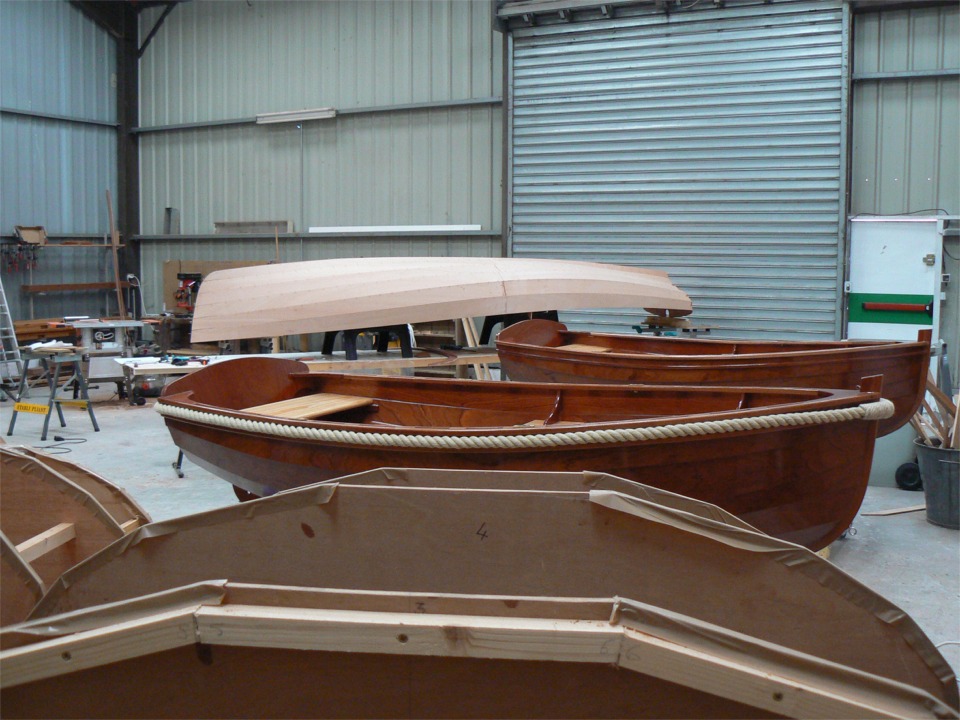 10 juillet : J'ai commencé à construire deux yoles de Chester, sur plan de John C. Harris. La yole fait 4.57 m de longueur par 1.07 m. Sa coque présente un franc-bord élevé et un volume important qui lui donnent une capacité de charge de 205 KG. 