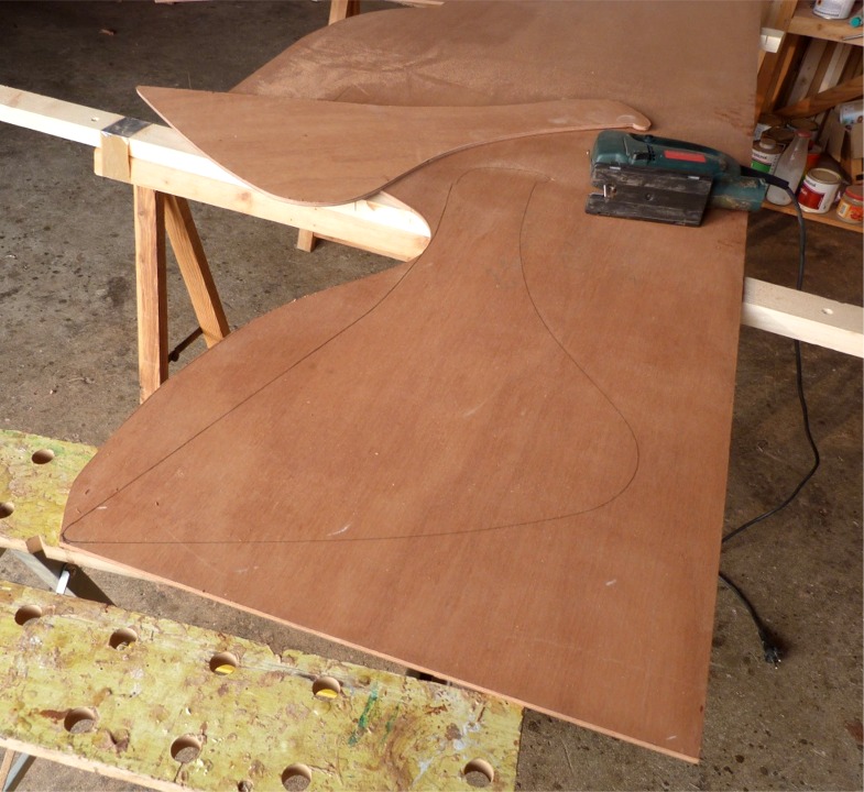 Puis nous tra&ccedil;ons et d&eacute;coupons les joues du gouvernail. 