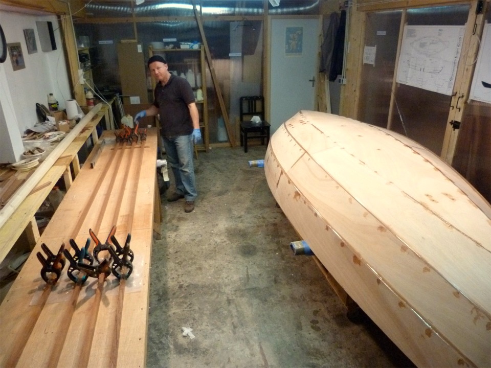 Nous avons coll&eacute; les scarfs des lattes des listons. Ceux-ci sont effet r&eacute;alis&eacute;s en deux &eacute;paisseurs car il serait d&eacute;licat de les cintrer pour les coller s'ils &eacute;taient d'un seul tenant. Les lattes sont livr&eacute;es dans le kit du Skerry en trois segments (toujours la contrainte du carton de 2.49 m), avec des scarfs pr&ecirc;ts &agrave; coller. Nous avons repass&eacute; un coup sur les joints sur l'ext&eacute;rieur de la coque et bouch&eacute; tous les trous des sutures. 