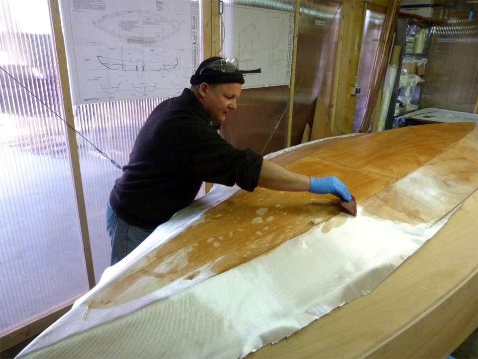 Le tissu devient totalement transparent lorsqu'il est satur&eacute; d'&eacute;poxy. Il faut cependant veiller &agrave; ce qu'il garde un aspect mat, caus&eacute; par la trame, qui doit rester clairement visible. S'il est brillant, c'est qu'il y a trop de r&eacute;sine, ce qui cause un poids excessif de la stratification et risque de faire flotter le tissu dans la r&eacute;sine, ce qui r&eacute;duit la qualit&eacute; du composite. 