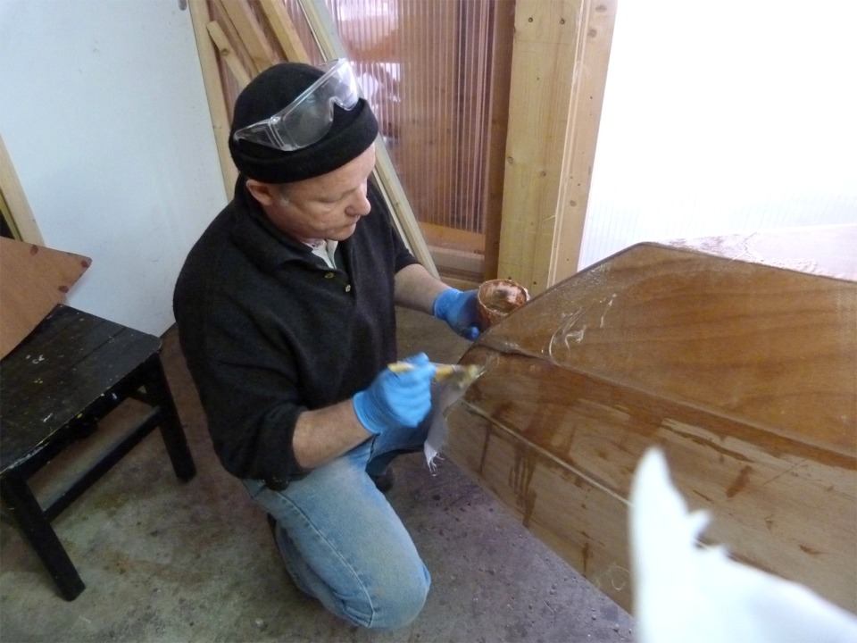 Comme &agrave; l'int&eacute;rieur, c'est au pinceau qu'Herv&eacute; satur&eacute; les bandes de renfort. 