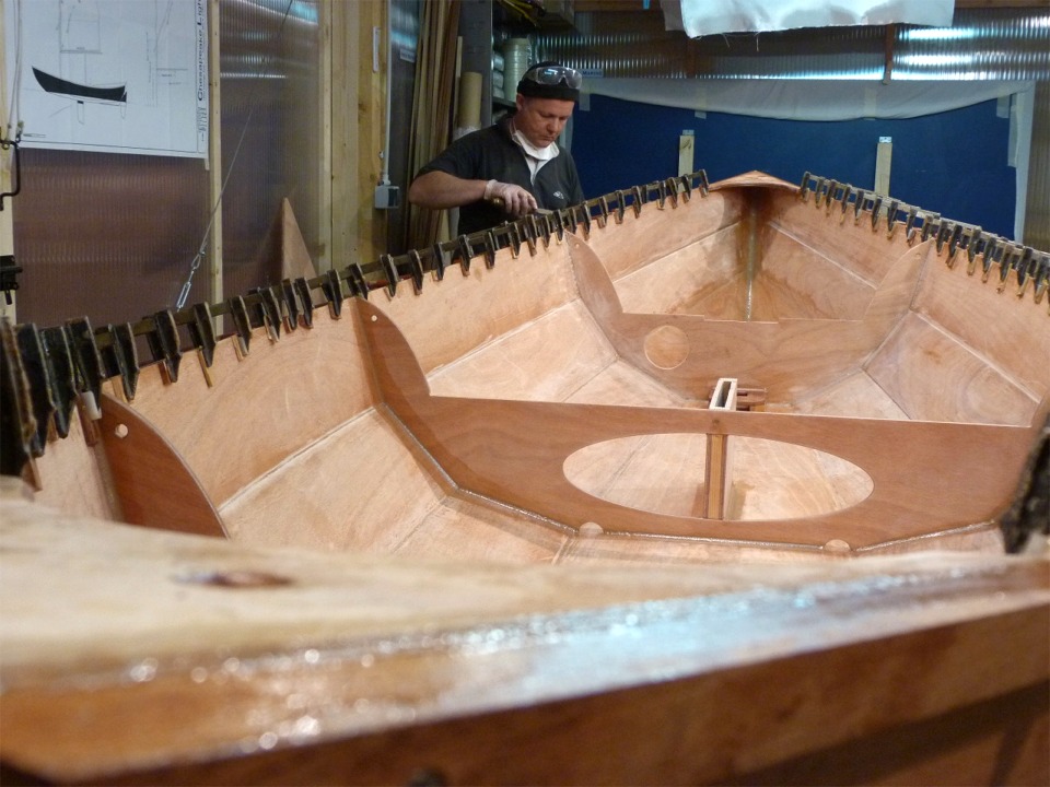 Comme &agrave; l'int&eacute;rieur, c'est au pinceau qu'Herv&eacute; satur&eacute; les bandes de renfort. 