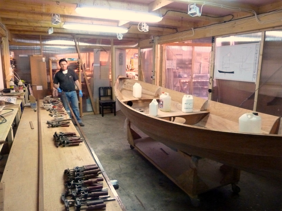 Nous venons de coller les si&egrave;ges (les bidons servent &agrave; presser les collages) et nous allons maintenant coller le second pli des listons. 