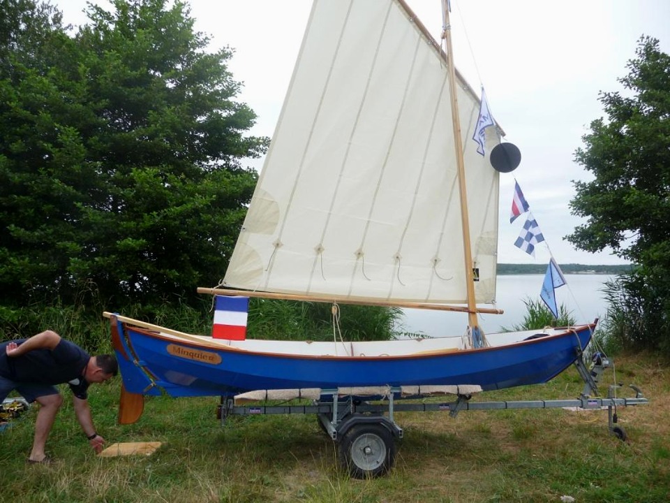Richard enl&egrave;ve la protection en contreplaqu&eacute; pour d&eacute;voiler la plaque qui porte le nom de "Minquier".