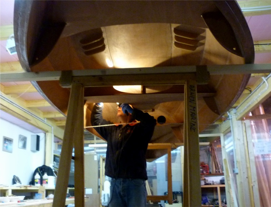 Mettre le bateau dans cette position demande un peu de travail, mais on a ainsi une bonne position de travail &agrave; hauteur d'oeil pour faire les joints-cong&eacute;s. 