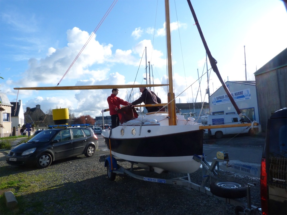 Bruno et Pierre arrivent à Paimpol avec le PocketShip "ZO", et commencent par repasser les drisses, enverguer les voiles, etc. 