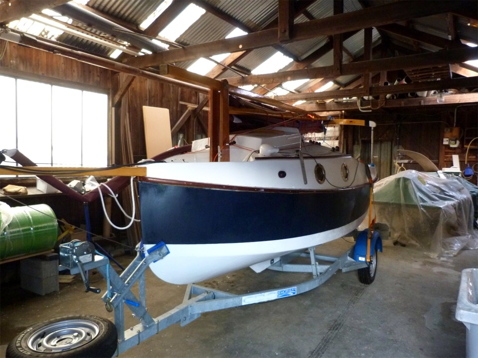 Le mât du PocketShip peut être abattu sans démonter aucun élément du gréement. Il n'y a même pas d'étai à décrocher, c'est la drisse du foc sur emmagasineur qui tient le mât sur l'avant : on la largue de son coinceur, et on contrôle le pivotement du mât à la main, qui vient se pLe mât du PocketShip peut être abattu sans démonter aucun élément du gréement. Il n'y a même pas d'étai à décrocher, c'est la drisse du foc sur emmagasineur qui tient le mât sur l'avant : on la largue de son coinceur, et on contrôle le pivotement du mât à la main, et il vient se poser sur le portique fixe à l'arrière. que fixe à l'arrière. 