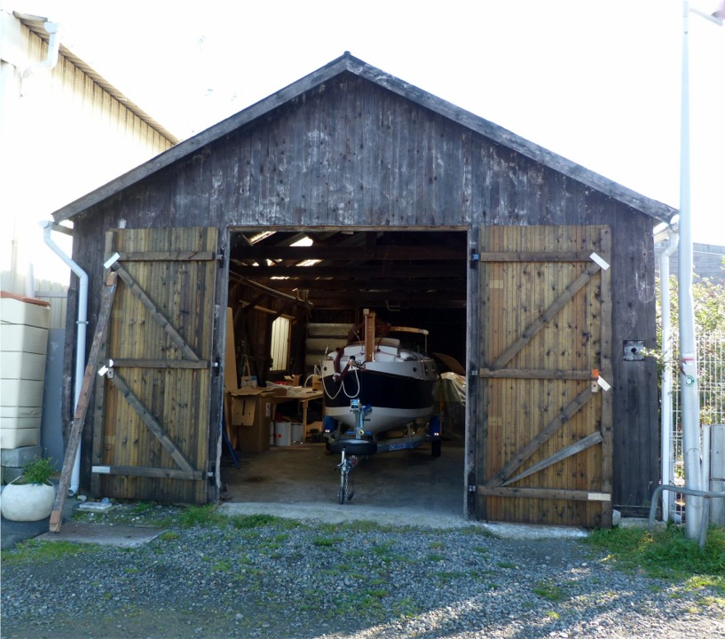 Le PocketShip et sa remorque s'abritent pour la nuit dans l'annexe du chantier de mon frère Gilles. 