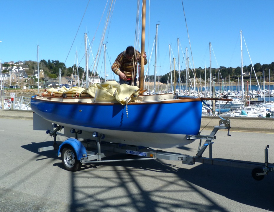 Gilles a décidé l'an dernier de sortir un nouveau bateau à coque polyester car il se désolait de ne plus avoir de commande pour des constructions de bateaux en bois traditionnel. En effet, le spectre de l'entretien d'un bateau en bois traditionnel fait fuir les clients (avec au moins une exception, comme nous l'avons vu plus haut). 