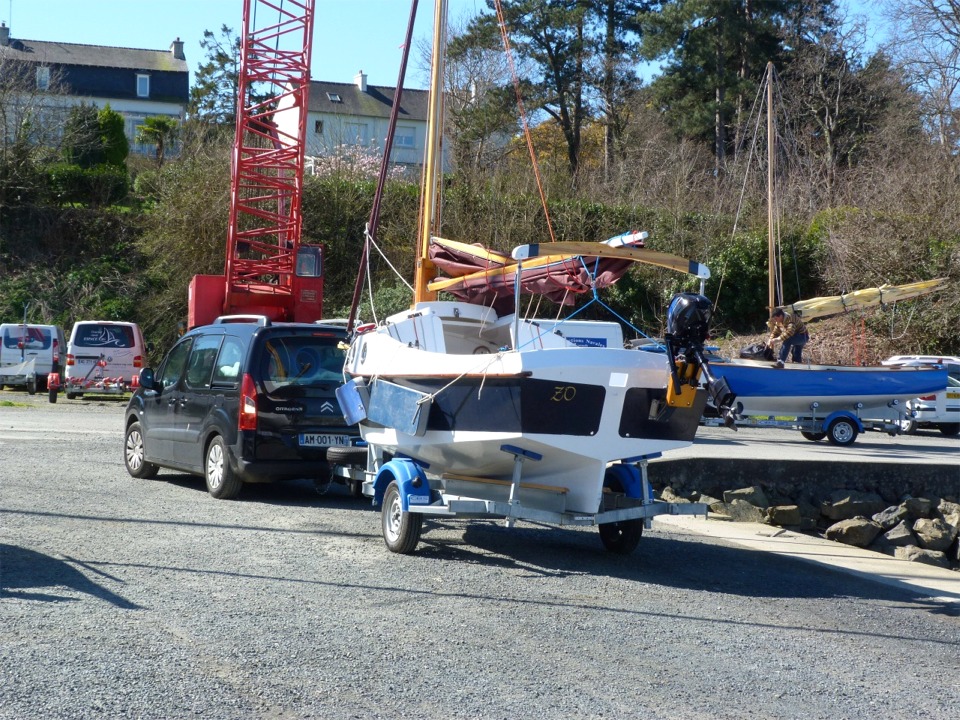 Lundi matin aux aurores (vers midi), arrivée sur le terre-plein du port de Lézardrieux, où nous allons mettre à l'eau. On aperçoit le Monotype de Bréhat de Gilles à droite. 
