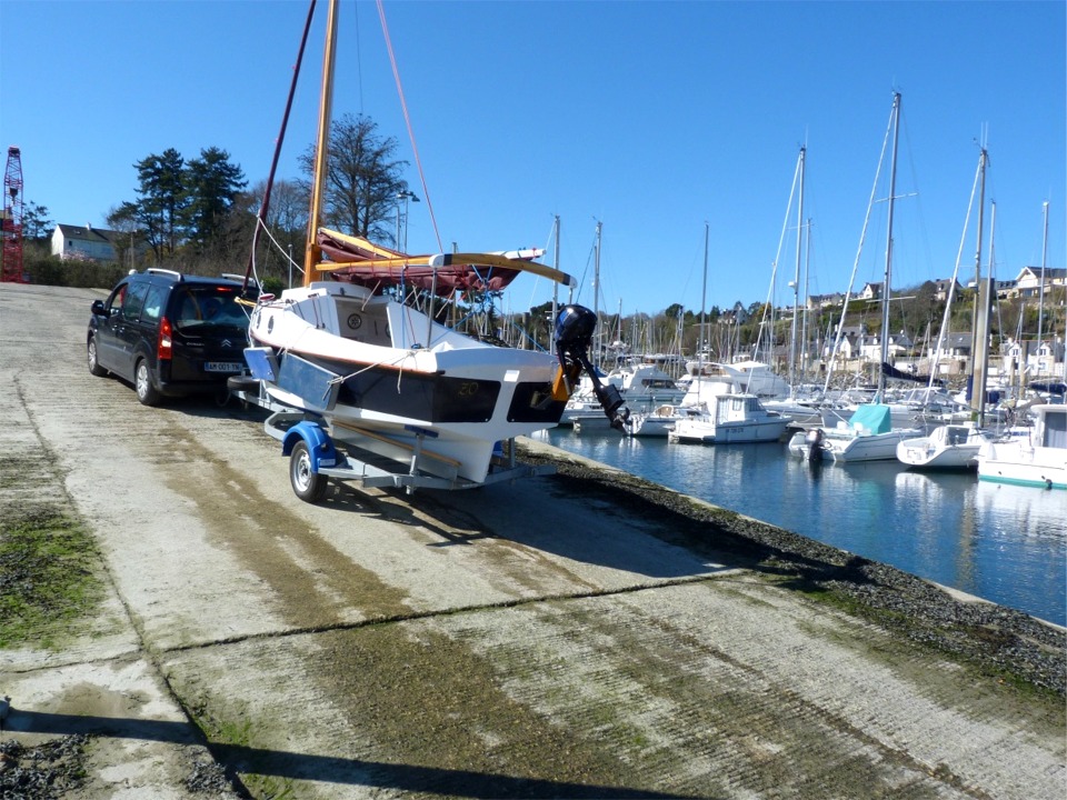 Bruno descend la cale pour la mise à l'eau. 