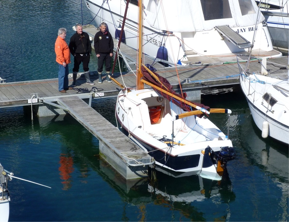 Mais ça y est, ZO flotte et a trouvé une place au ponton en attendant l'ouverture de la porte du bassin à flot. Question d'observation : devinez qui des trois personnes sur cette photo est Bruno, son constructeur... 