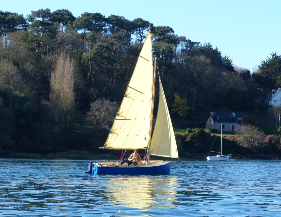 Le monotype tire quelques bords dans le Trieux avec nous avant que Gilles retourne à son corps-mort. 