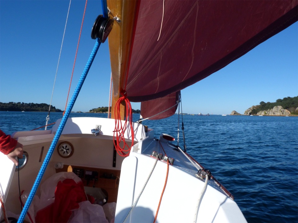 Nous avons sorti le spi asymétrique de son sac pour l'essayer, il n'a encore jamais été envoyé, et la modération du vent limite les risques. 