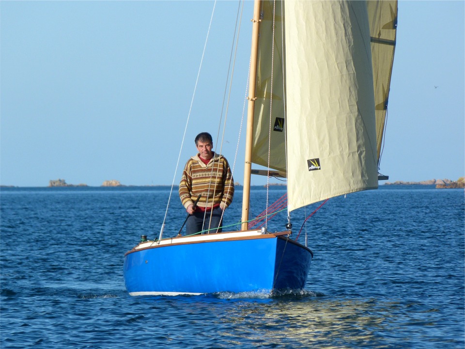 La curieuse texture de la toile du génois est causée par l'enroulement sur l'emmagasineur. 