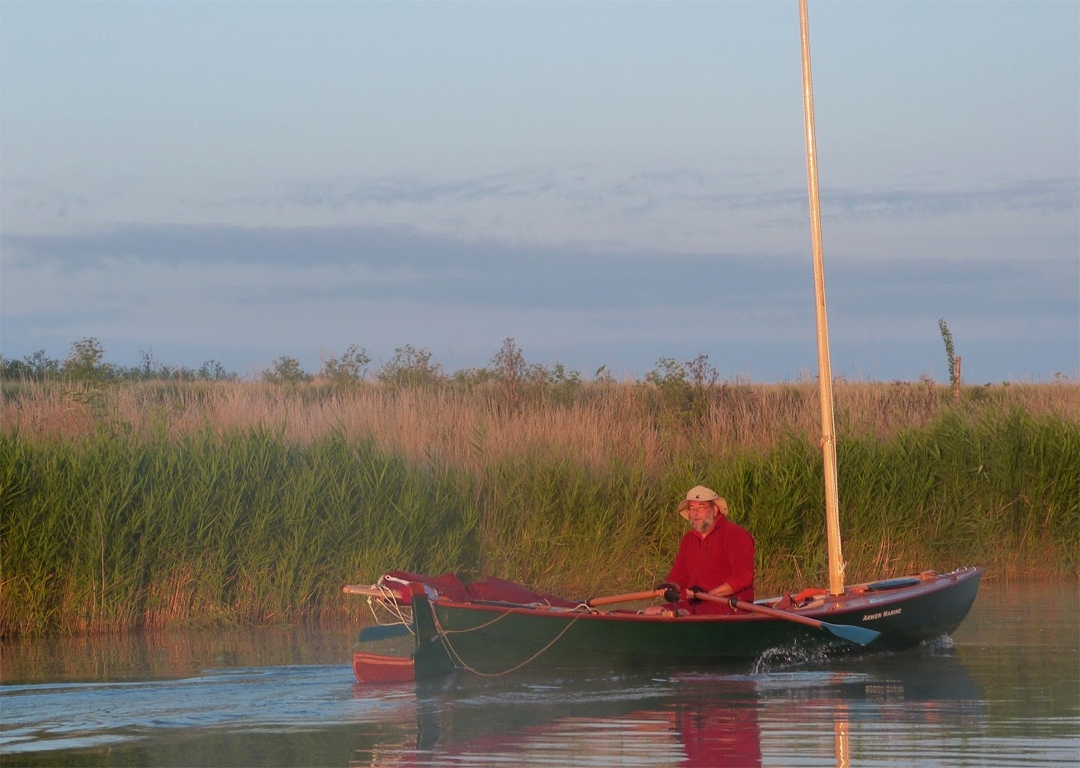 Mon Skerry Raid est bien charg&eacute; avec 12 litres d'eau, les vivres et les v&ecirc;tements pour trois jours et tout le mat&eacute;riel de camping, les outils, les batteries et les piles pour alimenter le t&eacute;l&eacute;phone, le GPS, la VHF, les deux appareils photo et la cam&eacute;ra... Avec le recul, j'avais emport&eacute; deux &agrave; quatre fois trop de tout ! 