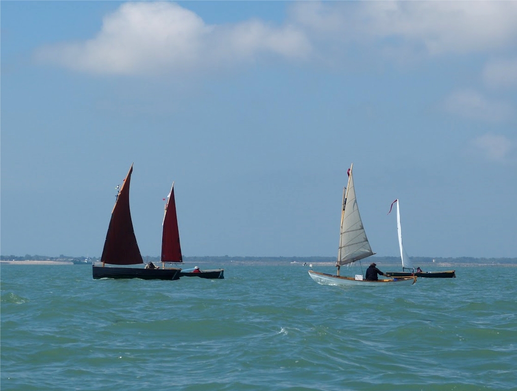 L'Ilur "Avel Dro" de Roger Barnes, pr&eacute;sident de la Dinghy Cruising Association, mon Skerry Raid, La Marie Pupuce et Atipik. 