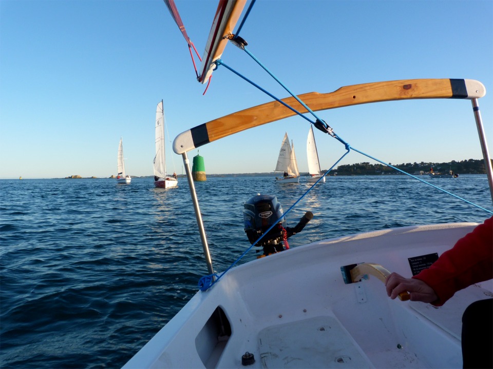 Regroupement à la tourelle des Pierres Noires, au sud-ouest de l'île. Nous sommes brièvement en tête de la flottille du comparatif : de gauche à droite le Sailart 17, le Seascape 18, la Gazelle Croisière et l'I-Kone Rando. 