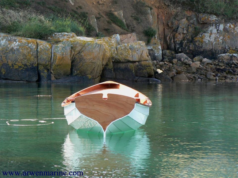 Cette vue de l'arri&egrave;re montre l'important volume de cette coque inspir&eacute;e des "Whitehall". 