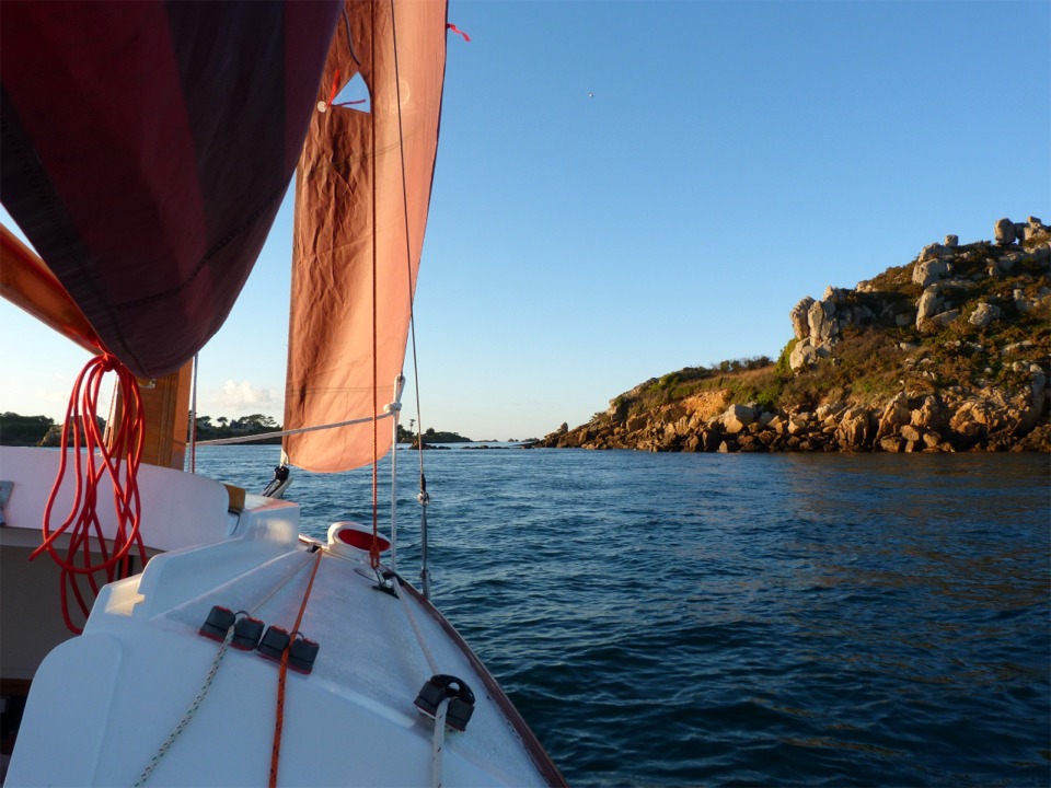 Nous allons embouquer le chenal du Kerpont, et la lumière du soir de ce dernier jour de l'hiver fait vibrer les couleurs. 
