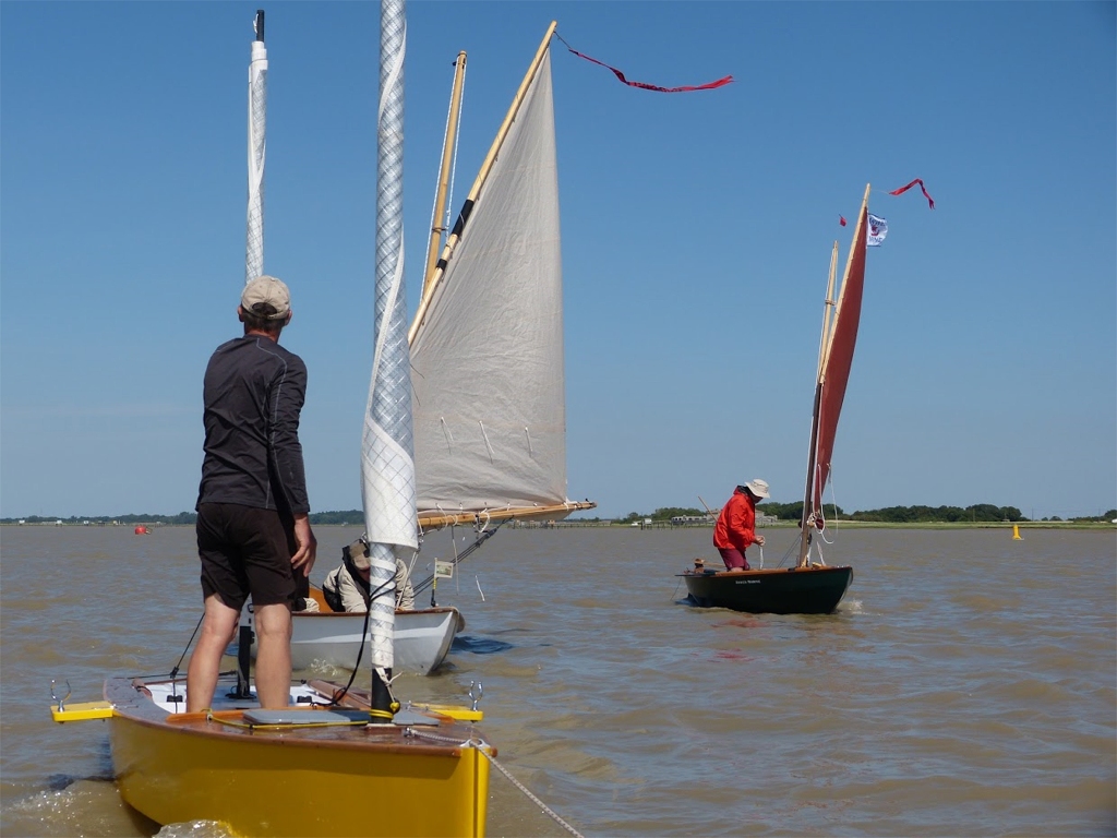 Fin de l'attente à Port des Barques, à l'entrée de la Charente. François a arraché le puits de dérive de son doris en talonnant sur la pointe des Palles, et nous avons attendu de le savoir ramené en sécurité avant de reprendre notre route vers Rochefort. 