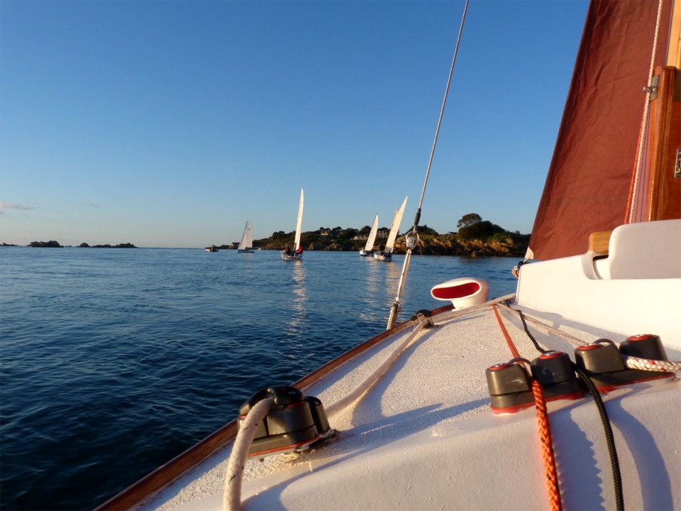 Moment magique en ce début de jusant qui nous pousse silencieusement vers le mouillage du soir. 