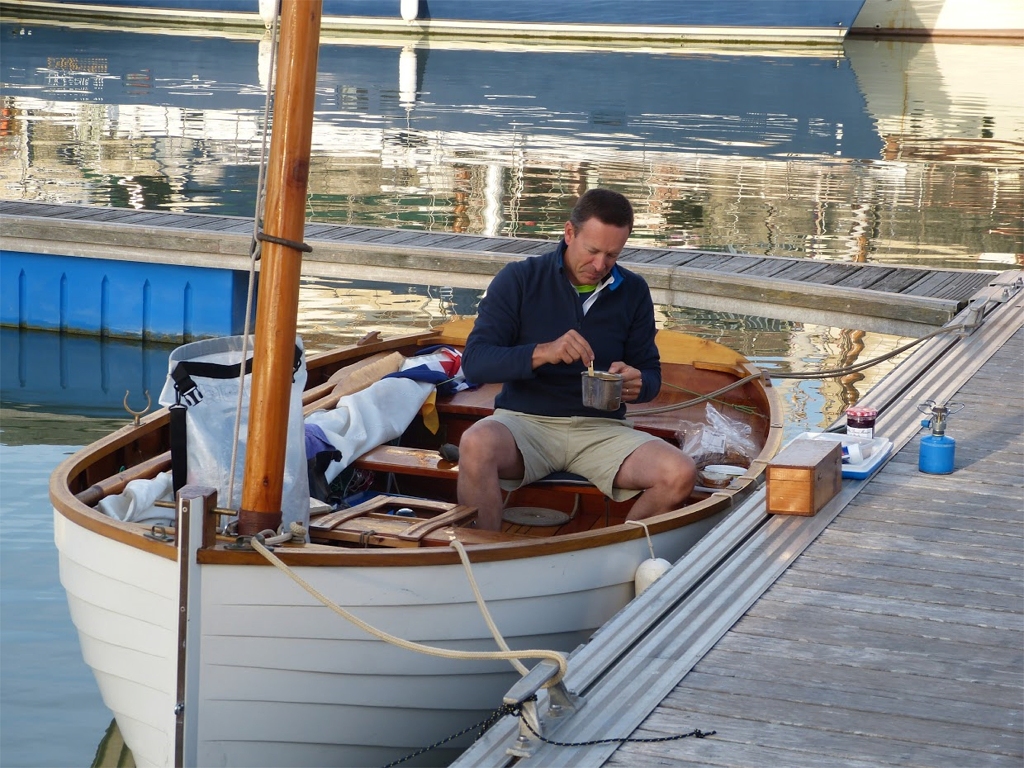 Dimanche matin, Alban prend son petit d&eacute;jeuner &agrave; bord de B&eacute;n&eacute;tin. 