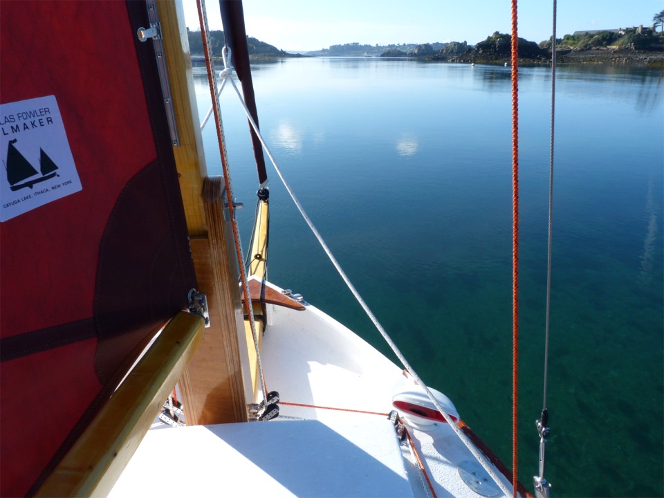 Nous reprenons le chenal du Kerpont en sens inverse, peu de temps avant qu'il ny ait plus assez d'eau pour le franchir : on voit clairement le fond sur cette image. Le petit hors-bord de 3.5 cv nous déhale paisiblement, et nous avons conscience du privilège que nous avons d'être là... 