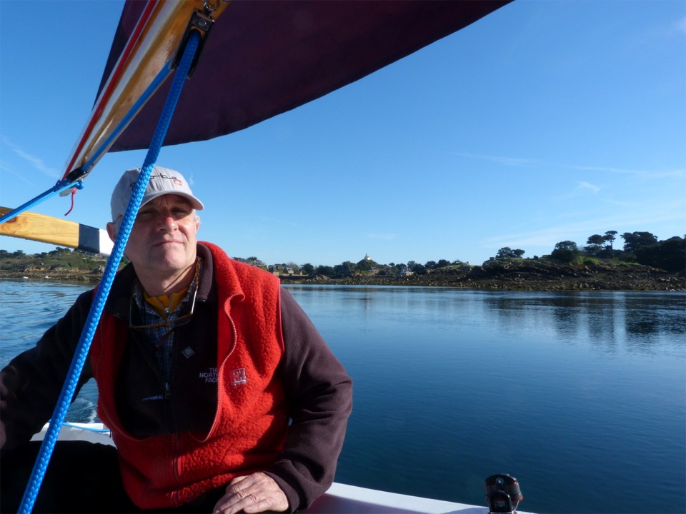 Bruno savoure ces instants, avec le grand bonheur de barrer le bateau qu'il a construit de ses mains. 