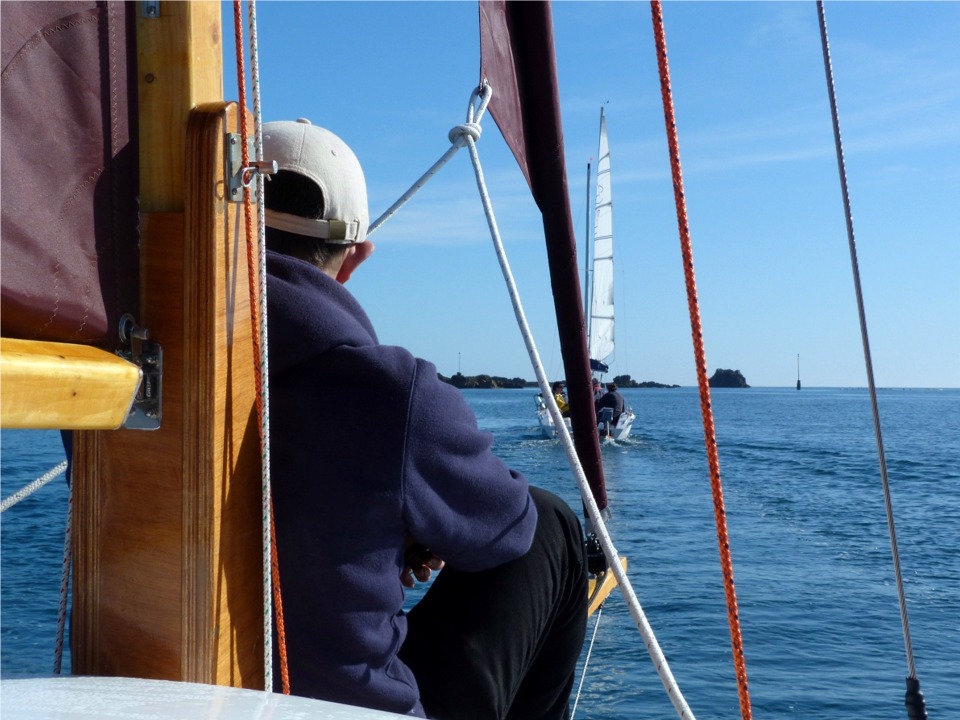 Pierre s'est installé sur la petite plage avant pour profiter du paysage. 